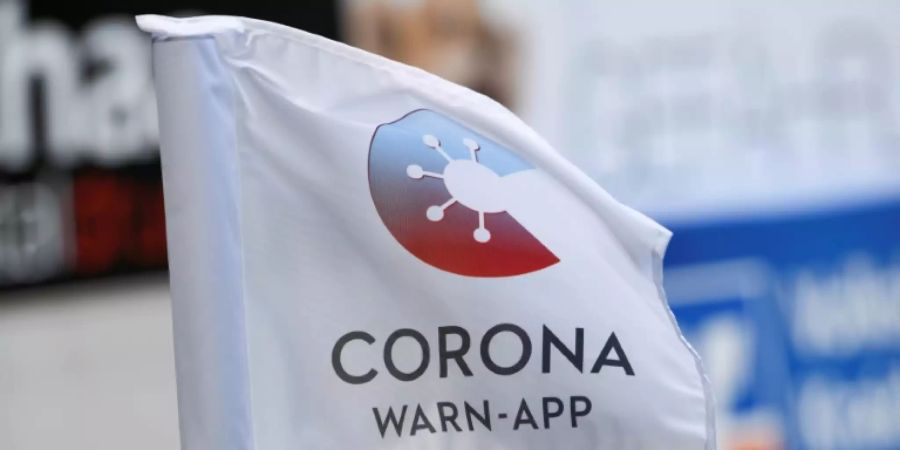 Flagge wirbt für Corona-Warn-App
