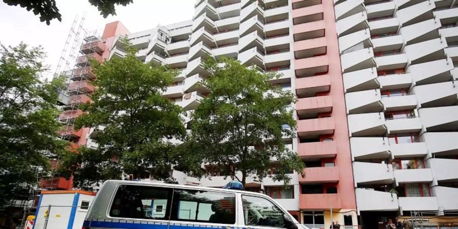 In diesem Wohnhaus in Köln-Chorweiler plante das Paar den Anschlag. Foto: Oliver Berg/dpa