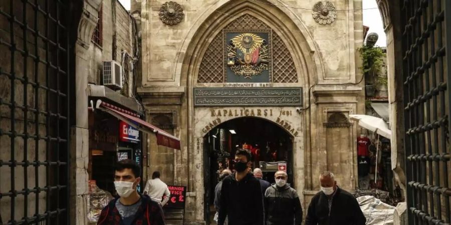 Der historische Basar in Istanbul ist nach wochenlanger Schliessung wegen der Coronavirus-Pandemie für Besucher wiedereröffnet. Foto: Emrah Gurel/AP/dpa