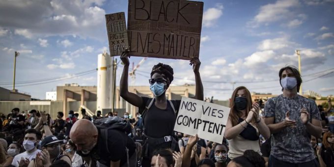 Auch in Frankreich gehen die Menschen gegen Rassismus und Polizeigewalt auf die Strasse. adama traoré affair
