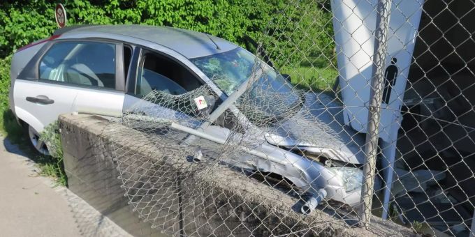 Beim Selbstunfall wurde der Personenwagenlenker leicht verletzt. Selbstunfall