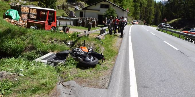 Führerloses Motorrad prallt in Fussgängerin.