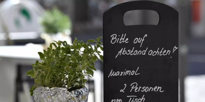 Nach wochenlangen Corona-Massnahmen werden die Regeln für Restaurants und Cafés gelockert. Foto: Martin Schutt/dpa-Zentralbild/dpa Coronavirus Massnahmen