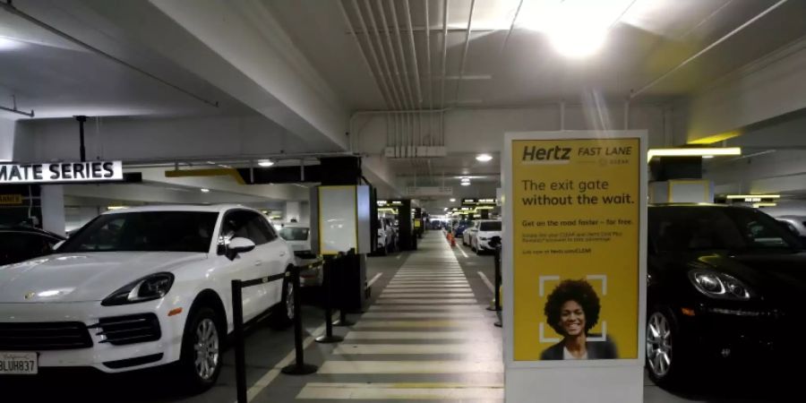 Hertz-Parkplätze am Flughafen von San Francisco