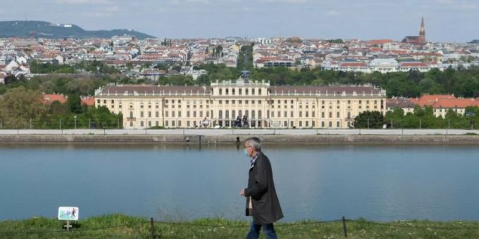 Mann mit Atemschutzmaske vor Schloss Schönbrunn in Wien. wien