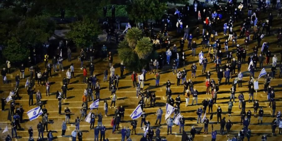 Demonstranten mit Corona-Sicherheitsabstand in Tel Aviv