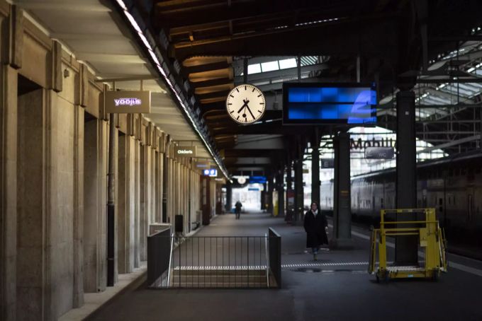 Ein fast menschenleerer Bahnhof (hier in St.Gallen). Solche Bilder sollen bald der Vergangenheit angehören, wenn es nach der ÖV-Branche geht. Bahnhof St. Gallen Coronavirus
