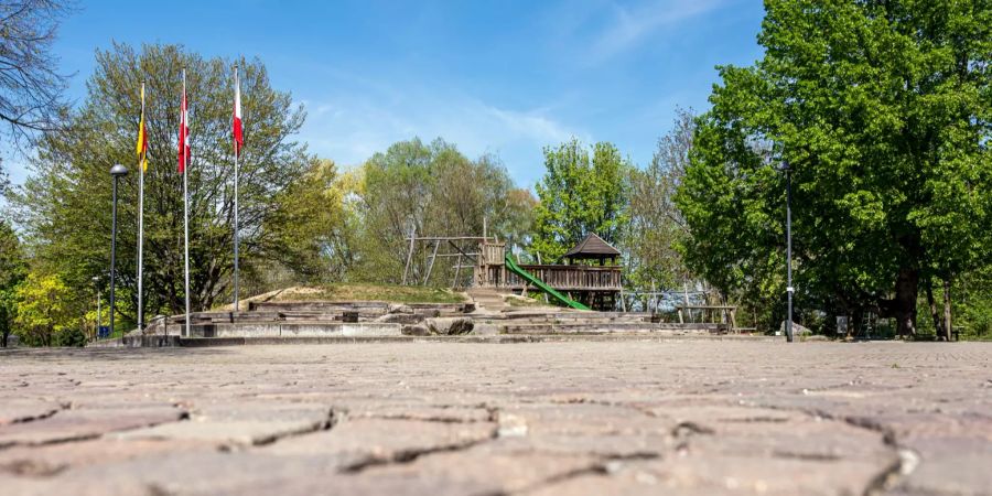 Schlossgut Münsingen mit Kinderspielplatz im Hintergrund.