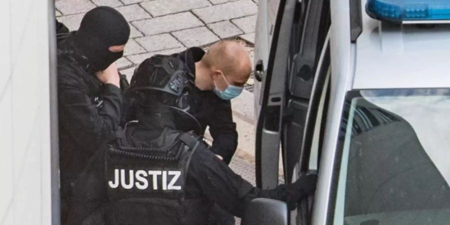 Wird heute weiter befragt: Der angeklagte Halle-Attentäter Stephan Balliet (3.v.l.). Foto: Hendrik Schmidt/dpa-Zentralbild/dpa