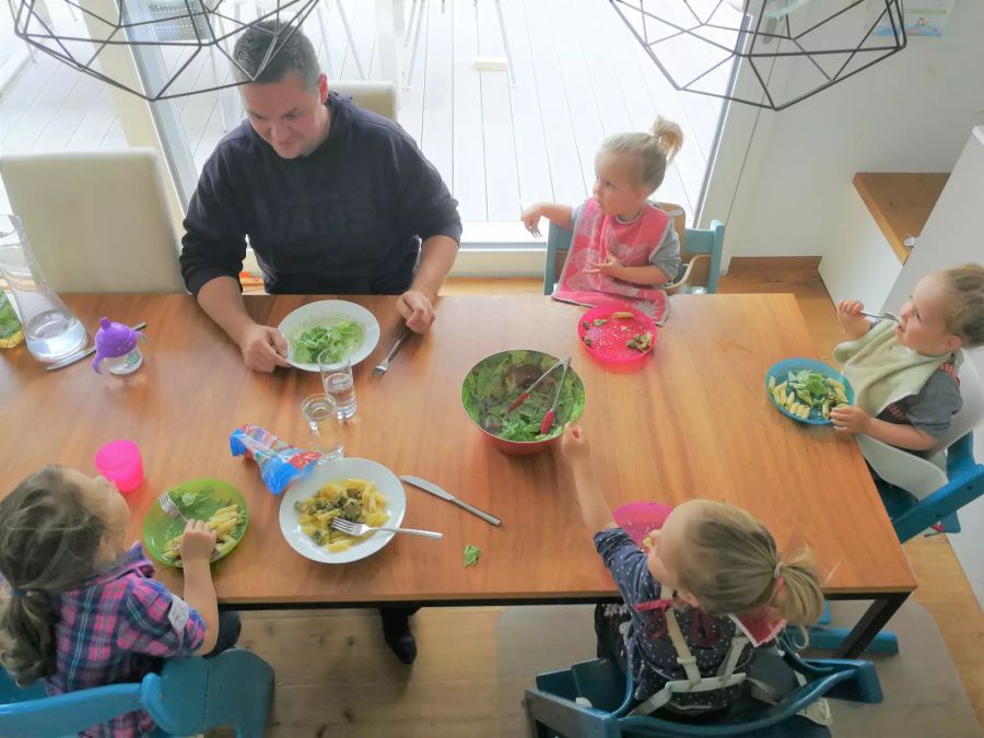 Familie am Mittagstisch