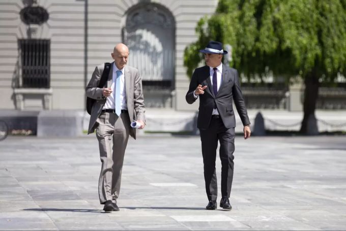 Daniel Koch (l.) und Alain Berset auf dem Weg an die freitägliche Medienkonferenz zum Coronavirus. Berset koch