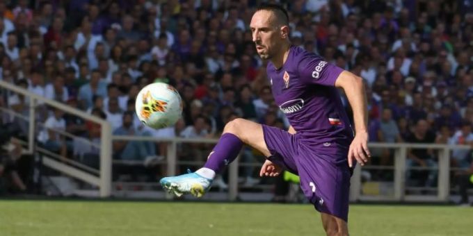 Franck Ribéry spielt jetzt für AC Florenz. Foto: Claudio Giovannini/ANSA/AP/dpa Franck Ribéry spielt jetzt für AC Florenz. Foto: Claudio Giovannini/ANSA/AP/dpa