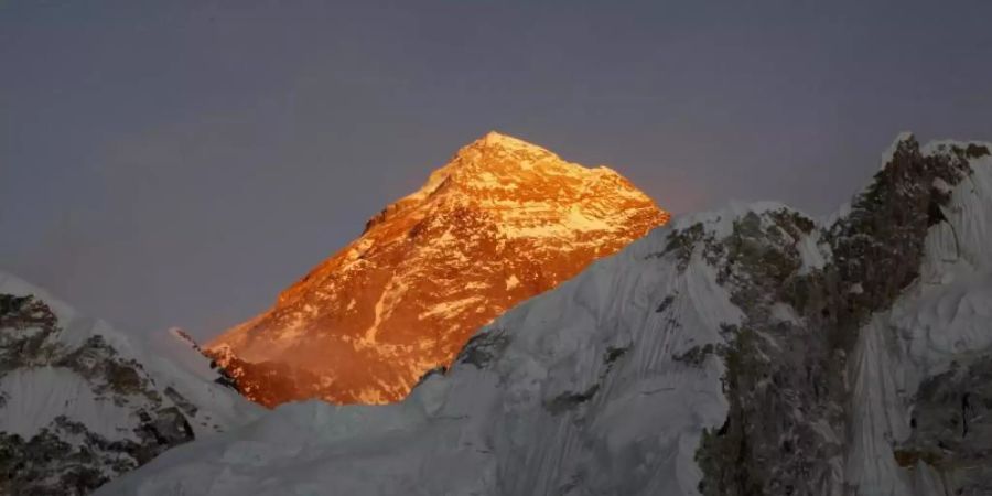 Blick auf den Mount Everest, aufgenommen vom Kala Patthar (Nepal) aus. Durch den Drohneneinsatz reduziert sich die Zahl der benötigten Trips durch den berühmt-berüchtigten Khumbu-Eisbruch. (
