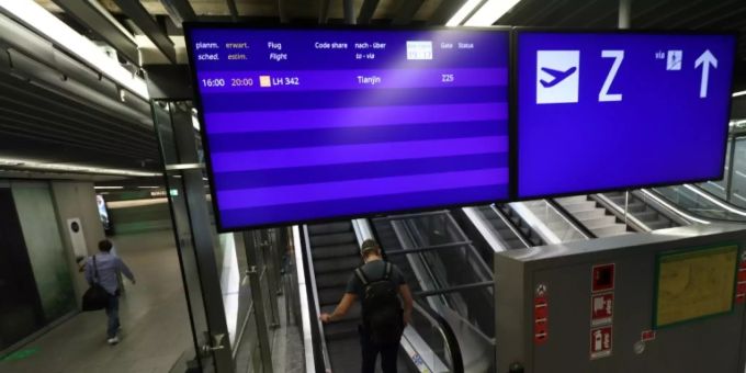Anzeige für den Flug nach Tianjin auf Frankfurter Airport Anzeige für den Flug nach Tianjin auf Frankfurter Airport