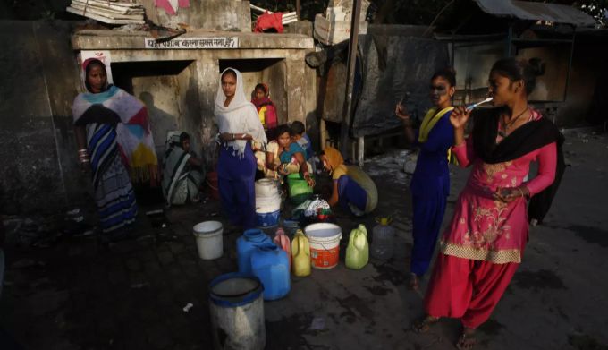 Das Social Distancing lässt sich in den beengenten Bedingungen der indischen Slums nicht umsetzen. Zur Vorbeugung einer Infektion mit dem coronavirus setzt das Land daher auf Medikamente, deren Wirksamkeit noch nicht belegt ist. Coronavirus Prävention Vorbeugung Prophylaxe