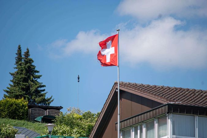 Eine wehende Schweizerfahne in Büttikon.