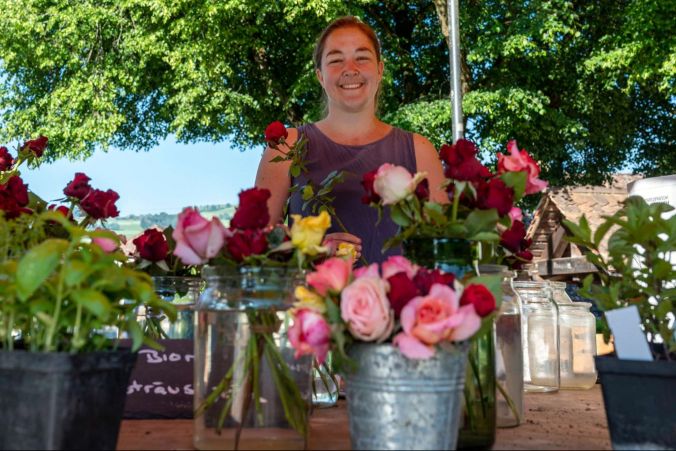 Isabelle Maurer am Blumenstand der Öko-Gärtnerei Maurer