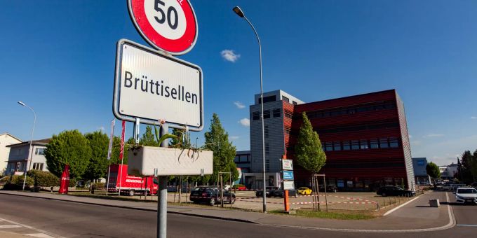 Ortsschild Brütisellen und Coca-Cola HQ - Brütisellen. Ortsschild Brütisellen und Coca-Cola HQ - Brütisellen.