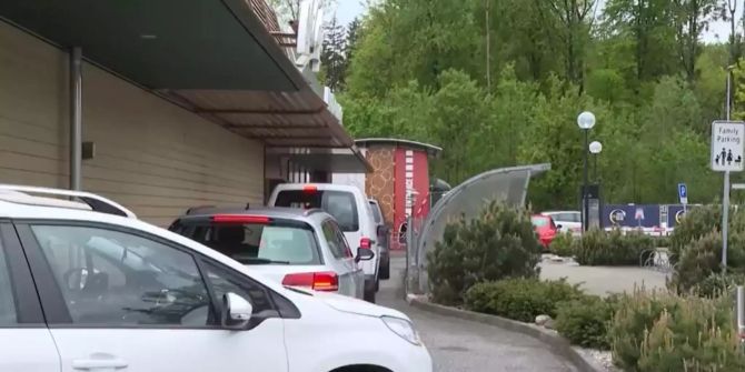 Autokolonne vor dem McDrive in Zollikofen