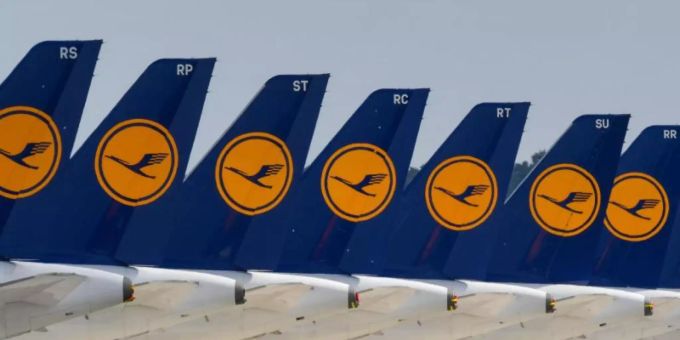 In Reih und Glied: Flugzeuge der Fluggesellschaft Lufthansa. Austrian Airlines