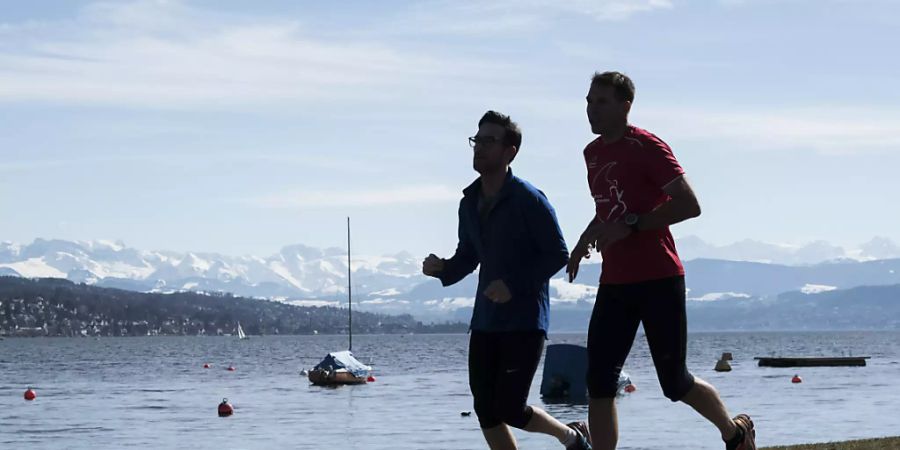 Es werden immer mehr: Zwei Jogger am Zürichsee.