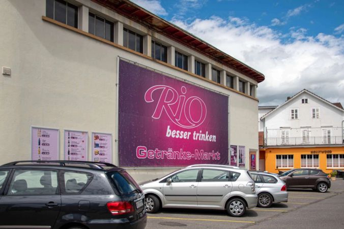 Das grosse Plakat von Rio sieht man schon von weit her.