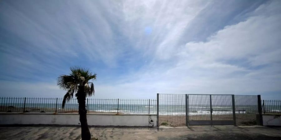 Verlassener Strand im italienischen Ostia