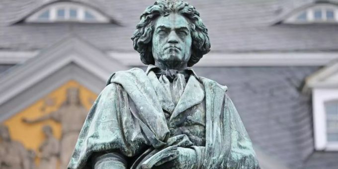 Eine Statue des Komponisten Ludwig van Beethoven steht in Bonn. Foto: Oliver Berg/dpa Beethoven Künstliche Intelligenz