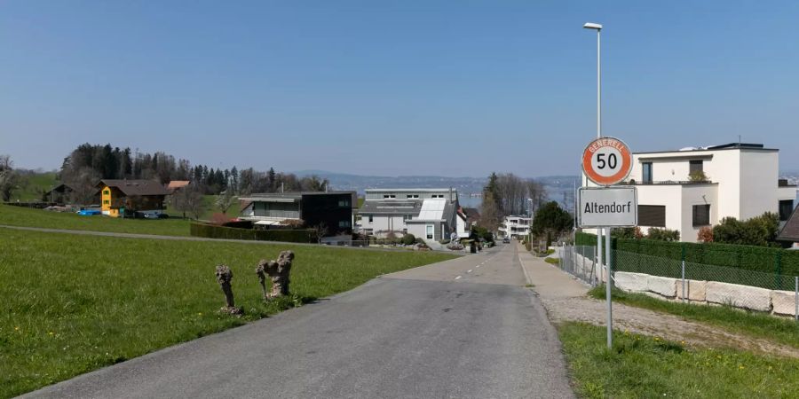 Die Einfahrtsstrasse Richtung der Gemeinde Altendorf