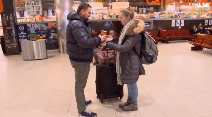 Etwas enttäuscht, übergibt Bauer Christoph ein Obstglas. Das zweite muss er wohl behalten. Bauer sucht Frau International