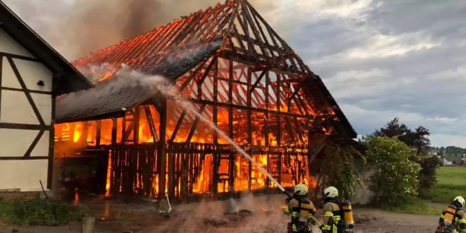 Urtenen-Schönbühl - Altes Bauernhaus bei Brand zerstört