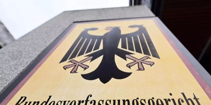 Muss sich der deutsche Auslandsgeheimdienst in Zukunft bei seinen Überwachungsaktivitäten genauer auf die Finger schauen lassen? Ja, urteilt das Bundesverfassungsgericht. Foto: Uli Deck/dpa Muss sich der deutsche Auslandsgeheimdienst in Zukunft bei seinen Überwachungsaktivitäten genauer auf die Finger schauen lassen? Ja, urteilt das Bundesverfassungsgericht. Foto: Uli Deck/dpa
