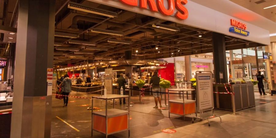 Wegen der Massnahmen zum Coronavirus mehr Zulauf: Anstehen vor dem Migros Take-away im Glattzentrum.