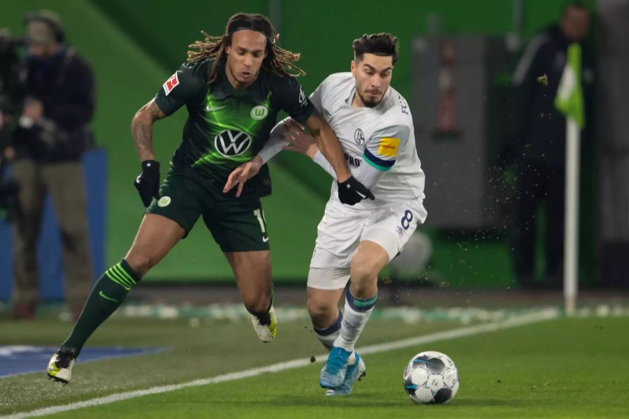 Kevin Mbabu (l.) und Suat Serdar kämpfen um den Ball. (Archivbild)