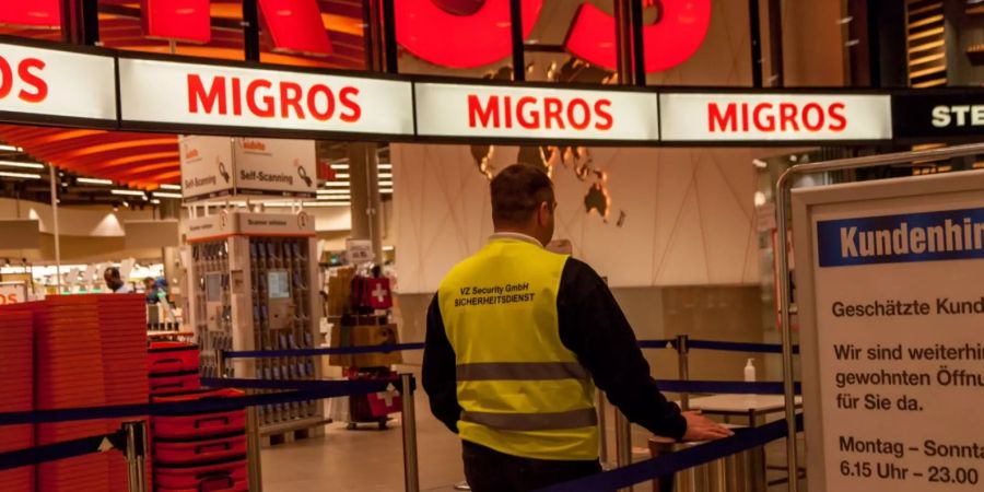Sicherheitsdienst vor dem Migros im Flughafen Kloten.