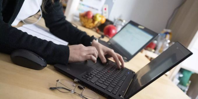 Die Schweizer verbringen zurzeit viel mehr Zeit Zuhause. Home-Office Schweiz