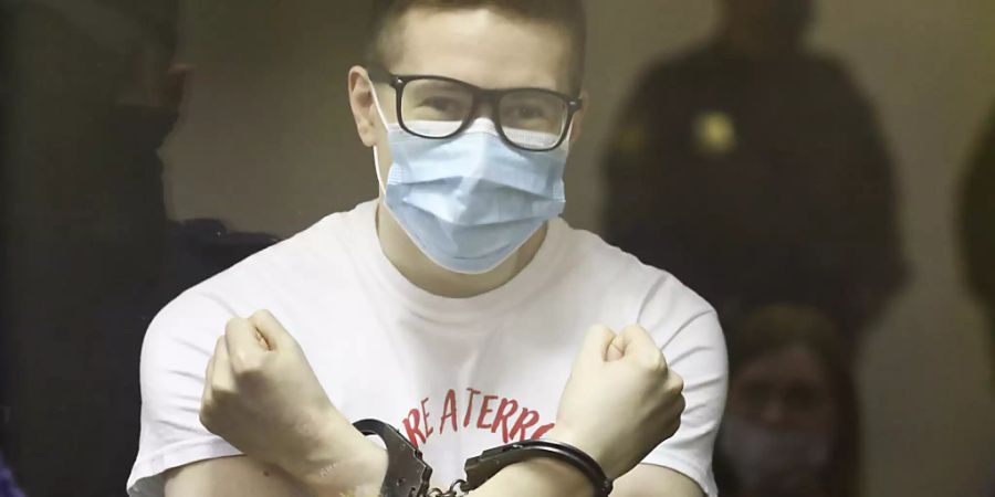 Viktor Filinkov (r), Aktivist der linken Gruppe «Set» («Netzwerk»), gestikuliert bei der Urteilsverkündung hinter einer Glasscheibe. Ein russisches Militärgericht hat zwei linke Aktivisten wegen Mitgliedschaft in einem Terrornetzwerk zu fünfeinhalb und sieben Jahren Straflager verurteilt. Foto: David Frenkel/AP/dpa