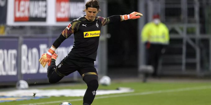 Torhüter Yann Sommer (Borussia Mönchengladbach) tritt gegen den Ball. Yann Sommer Borussia Mönchengladbach