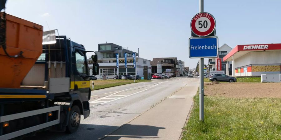 Die Ortseinfahrtsstrasse der Gemeinde Freienbach.