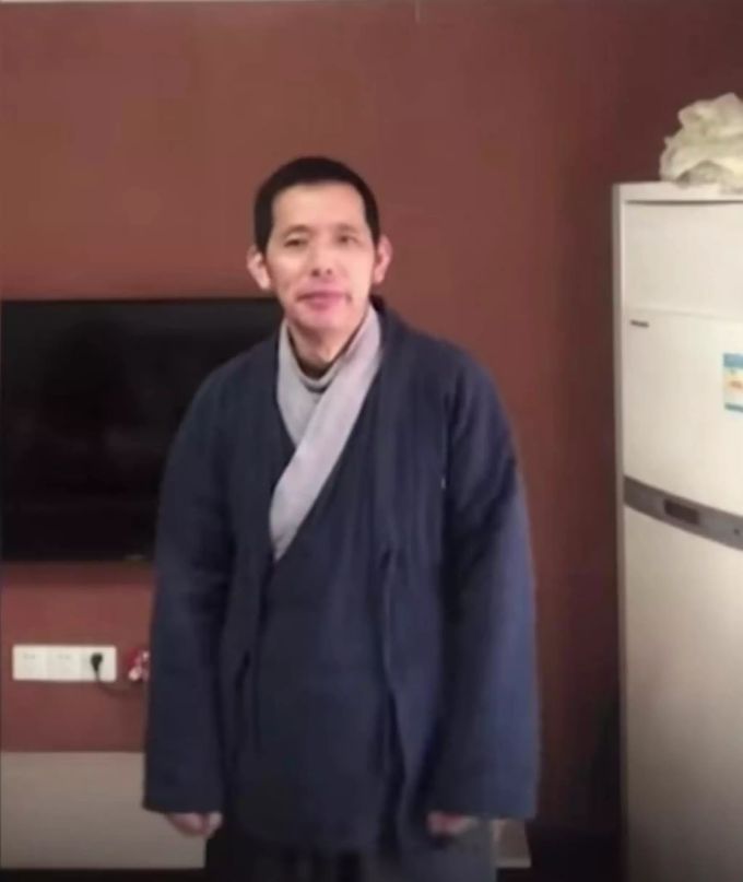 Auch Textilhändler Fang Bin hatte im Internet über Missstände in Wuhan berichtet. Er hatte ein Video ins Internet gestellt, in dem er aufeinander gestapelte Leichensäcke vor einem Krankenhaus in Wuhan filmte. Dieses fiel anschliessend der Zensur zum Opfer. Seit zwei Monaten fehlt von ihm jede Spur. Journalisten Coronavirus China Zensur
