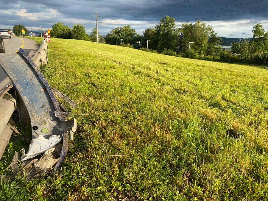 Das Auto erlitt einen Totalschaden, am Unfallort sind noch Teile des Wagens auffindbar.