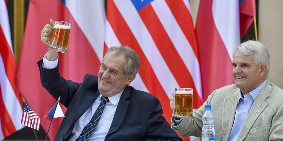 Milos Zeman,†Pr‰sident von Tschechien, und Stephen King, US-Botschafter in Tschechien, heben ihre Biergl‰ser bei einer Feier anl‰sslich des Unabh‰ngigkeitstags der USA am 04. Juli. Foto: VÌt ?im·nek/CTK/dpa
