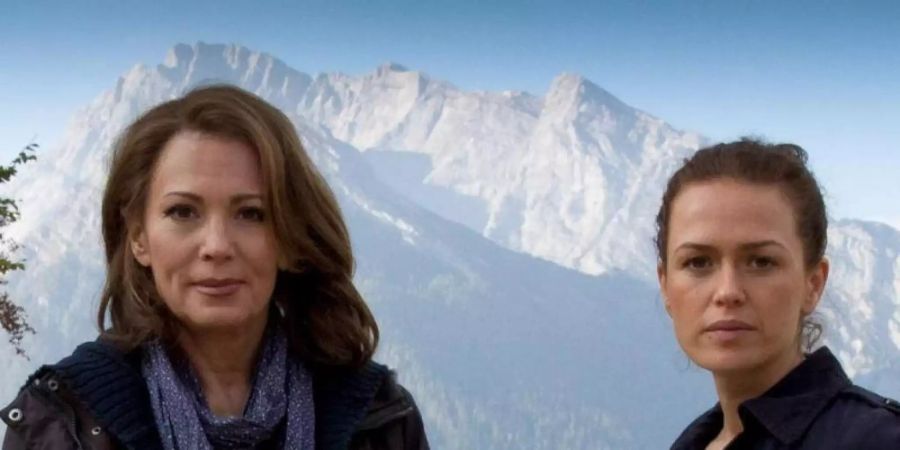 Ines Meder (Melika Foroutan, r.) begleitet die Kronzeugin Eva (Iris Berben, l.). Foto: ZDF