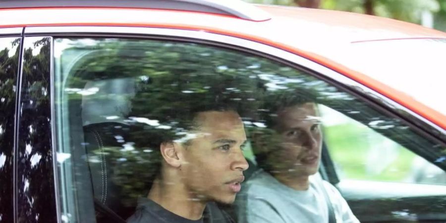 Angekommen in München: Leroy Sané (l) fährt beim FC Bayern vor. Foto: Matthias Balk/dpa