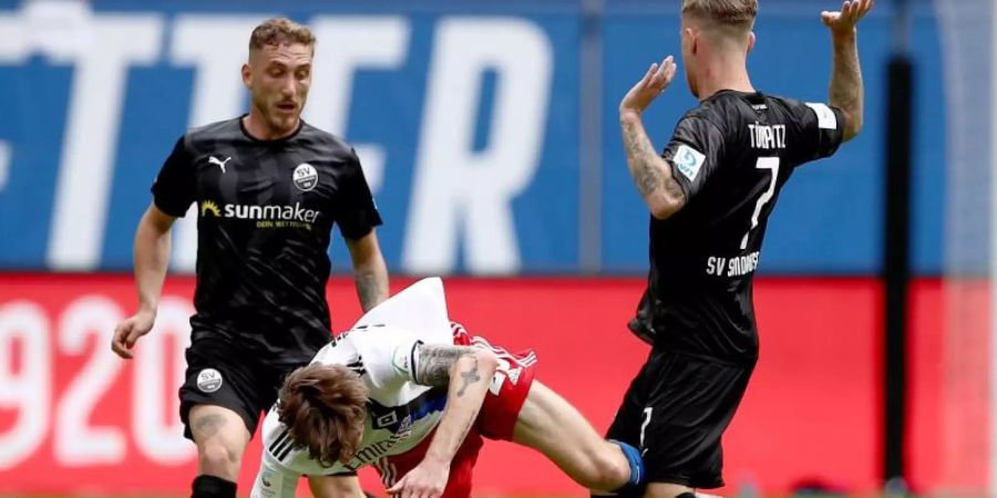 Der HSV hat den möglichen Aufstieg mit der Heimniederlage gegen den SV Sandhausen verspielt. Foto: Christian Charisius/dpa