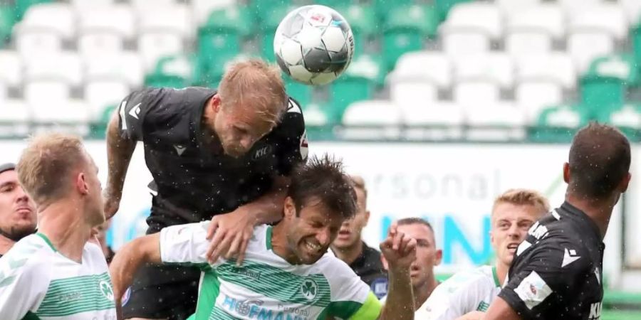 Der Karlsruher Philipp Hofmann (M) bereitet mit seinem Kopfball den Treffer zum 1:1 vor. Foto: Daniel Karmann/dpa
