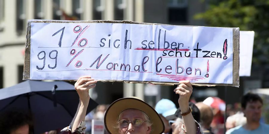 Auf dem Berner Bundesplatz haben rund 300 Personen gegen die vom Bund eingeschlagene Politik im Zusammenhang mit dem Coronavirus demonstriert.