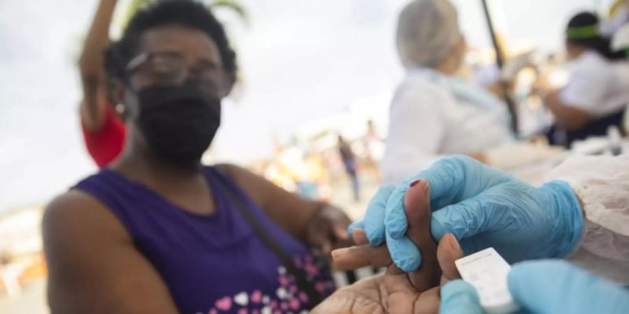 Ein Arzt nimmt im Rahmen einer gross angelegten Untersuchung der Bevölkerung in Brasilien eine Blutprobe. Foto: Fernando Souza/ZUMA Wire/dpa