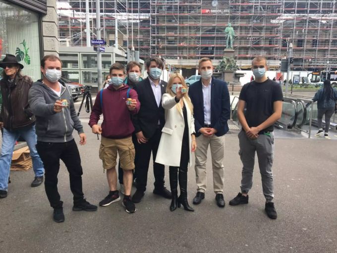Vertreter der Jungen SVP Zürich und Aargau verteilten am Donnerstagmittag Hunderte Mohrenköpfe. SVP