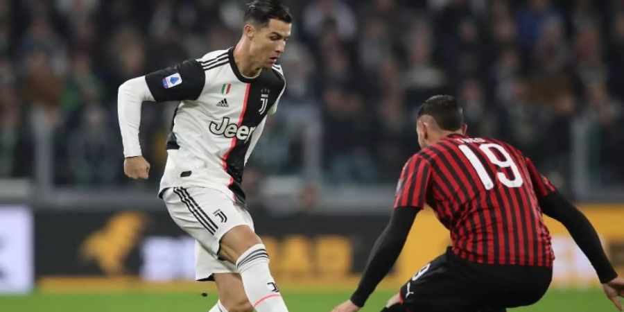 Cristiano Ronaldo (l) trifft im Pokal-Halbfinale mit Juve auf Theo Hernandez und de AC Mailand. Foto: Jonathan Moscrop/CSM via ZUMA Wire/dpa